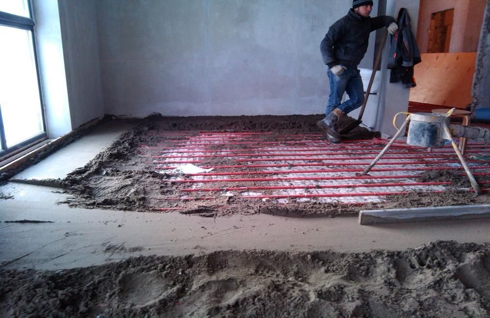 Как делается полусухая стяжка на пол на доски? Полусухая стяжка на пол на доски – современное решение для выравнивания полов, предотвращающее трещины и деформации. Ускоренный процесс укладки, экономия материалов и высокая долговечность делают её идеальным выбором для любого помещения.